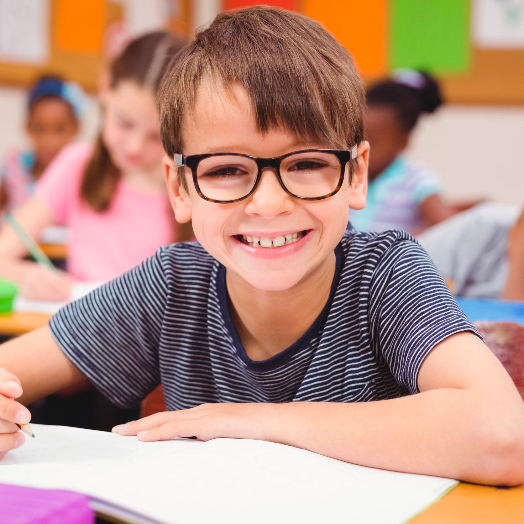 Alumno centro psicopedagógico intelecto sonriendo en clase